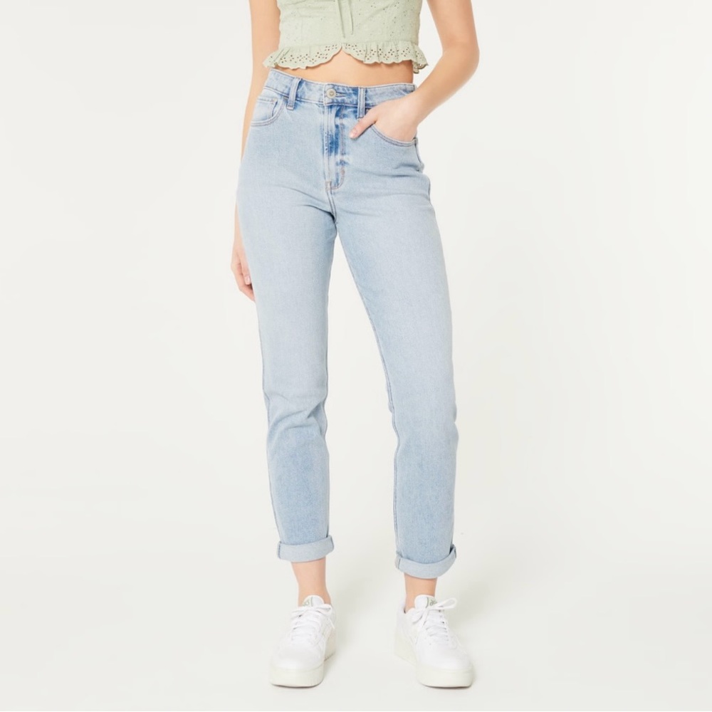 Hollister Ultra High-Rise Mom Jeans